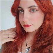 Muy alegre , extrovertida , atenta , paciente ,  cariñosa , y amable